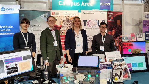 Menschen am Messestand