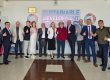 Gruppenfoto mit dreizehn Personen