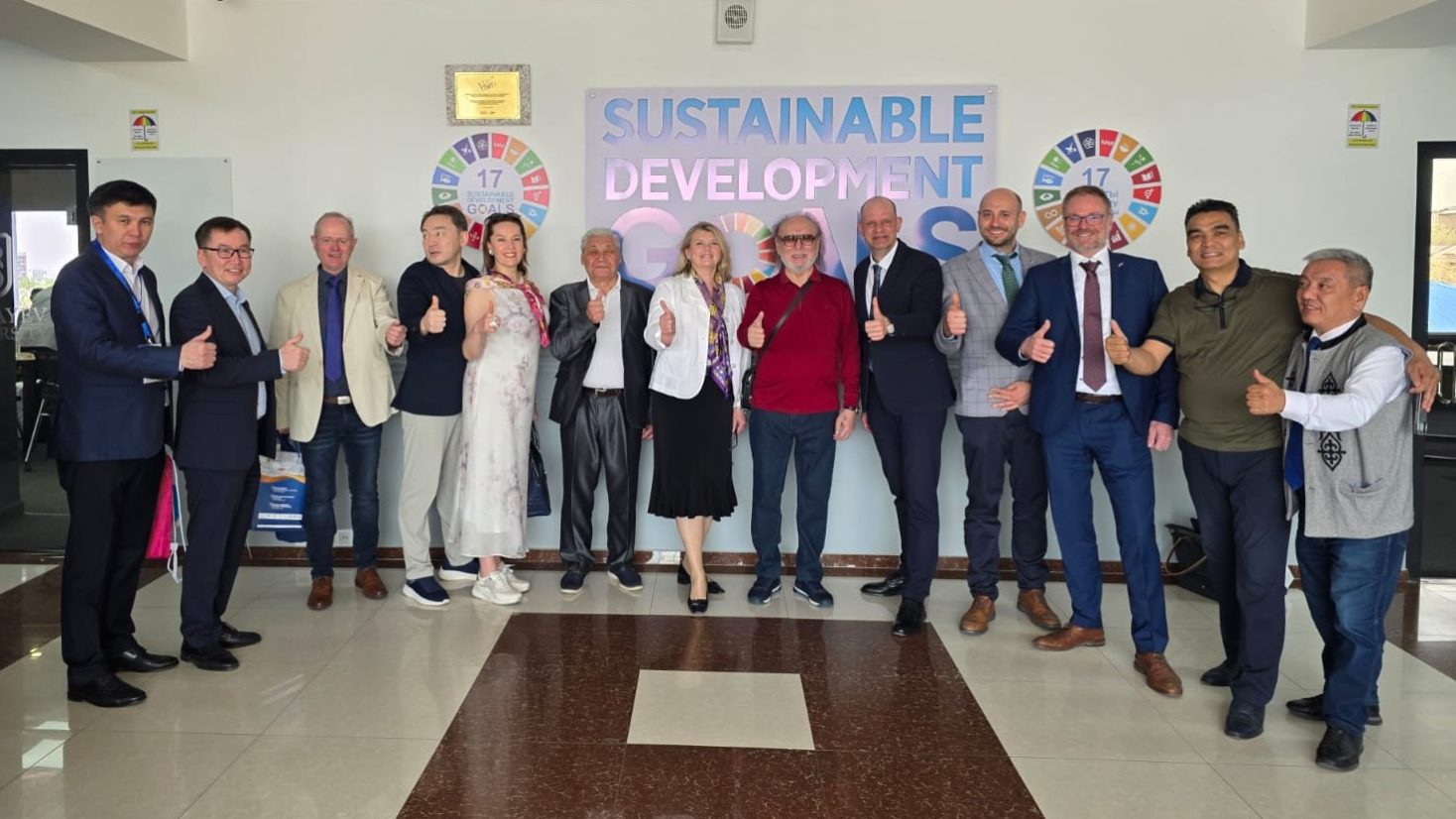 Gruppenbild Gruppenfoto mit dreizehn Personen