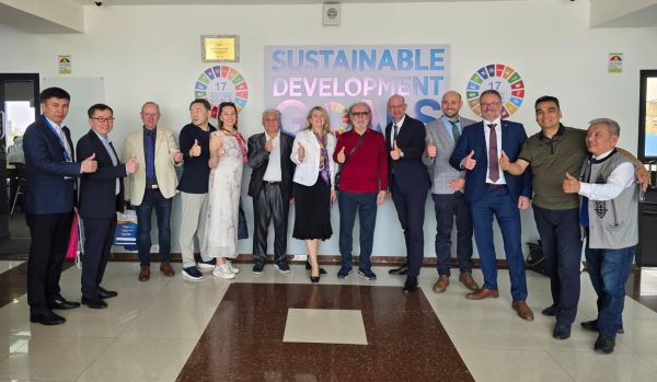 Gruppenbild Gruppenfoto mit dreizehn Personen