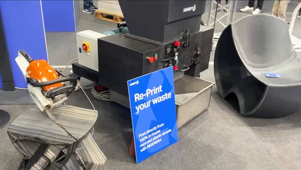 In-house Recycling von Kunststoff; der 3D-Drucker der Recyclingstrecke ist im Anschluss in der Lage, direkt das Schreddergut zu verarbeiten, ohne den Zwischenschritt über Filamente oder Granulat