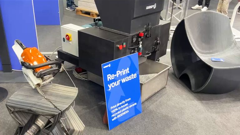 In-house Recycling von Kunststoff; der 3D-Drucker der Recyclingstrecke ist im Anschluss in der Lage, direkt das Schreddergut zu verarbeiten, ohne den Zwischenschritt über Filamente oder Granulat