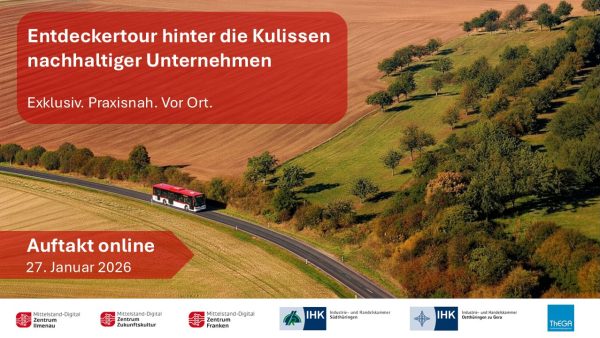 Das Bild zeigt eine Landschaft mit Wiesen, Bäumen und einer Straße, auf der ein Bus fährt. Dies soll symbolisieren, dass es sich bei der Veranstaltung um eine Reihe handelt. Am unteren Bildrand sind die Logos der beteiligten Partner zu sehen.