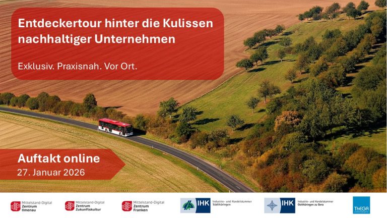 Entdeckertour-Auftakt-Veranstaltung Das Bild zeigt eine Landschaft mit Wiesen, Bäumen und einer Straße, auf der ein Bus fährt. Dies soll symbolisieren, dass es sich bei der Veranstaltung um eine Reihe handelt. Am unteren Bildrand sind die Logos der beteiligten Partner zu sehen.