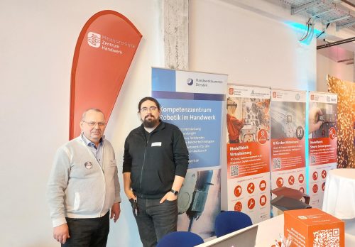 Zwei Personen vor einem Messestand