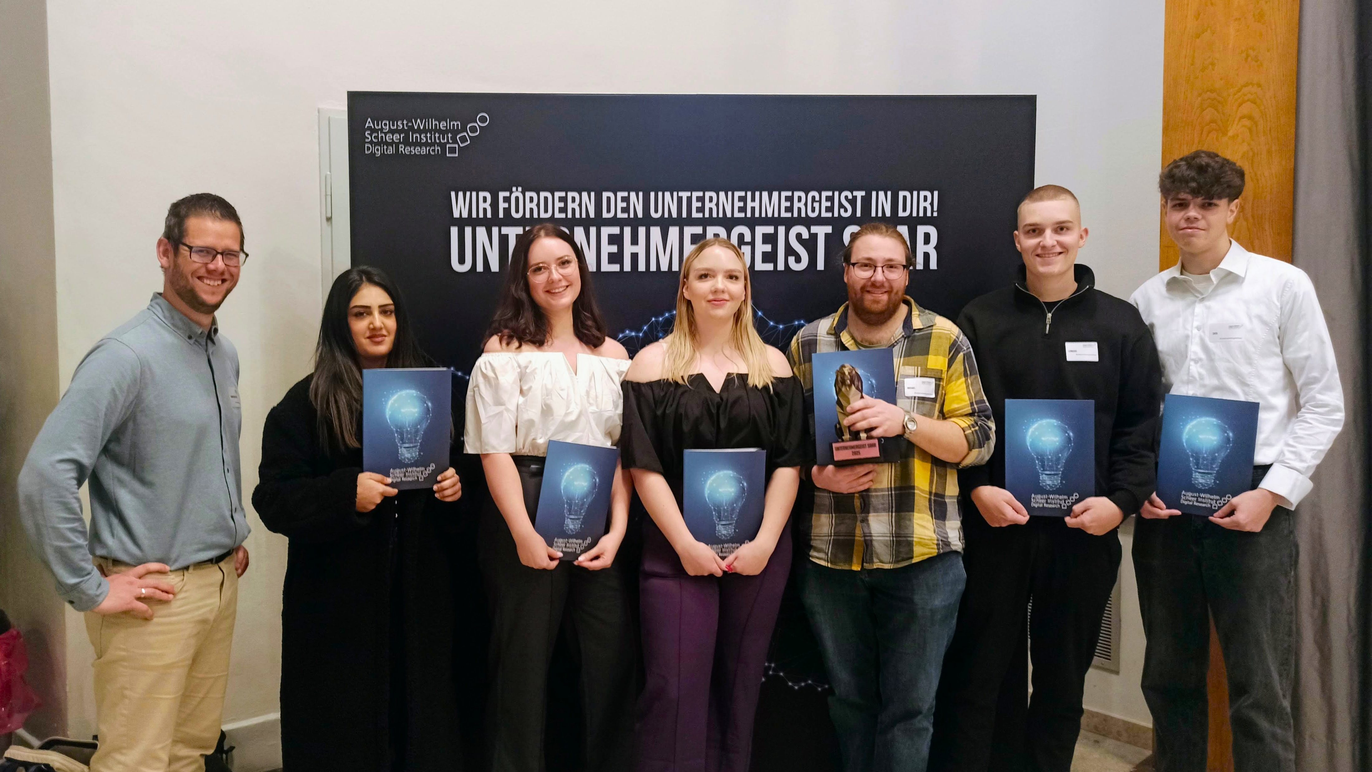 KI-Trainer Dr. Sebastian Gerth mit Studierenden der Hochschule Nordhausen