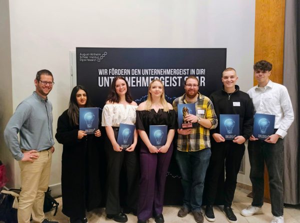 KI-Trainer Dr. Sebastian Gerth mit Studierenden der Hochschule Nordhausen