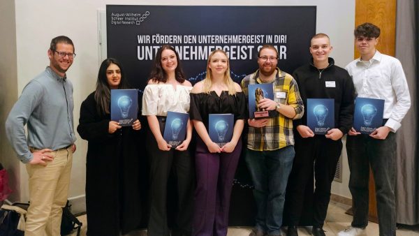 KI-Trainer Dr. Sebastian Gerth mit Studierenden der Hochschule Nordhausen