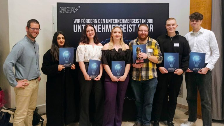 Demo-Day des Programms Unternehmergeist Saar KI-Trainer Dr. Sebastian Gerth mit Studierenden der Hochschule Nordhausen