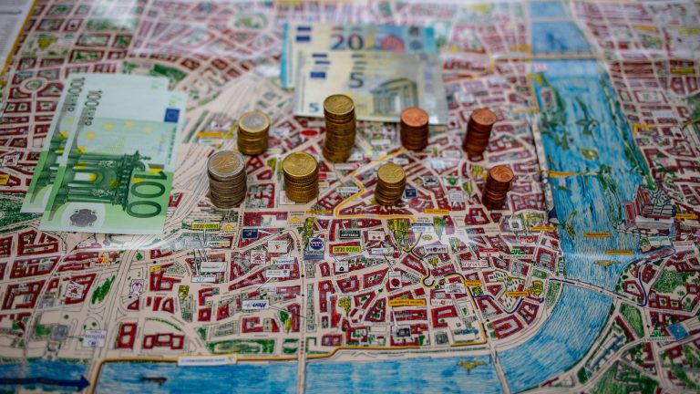 Regionale Förderung Auf einer Landkarte liegt Geld