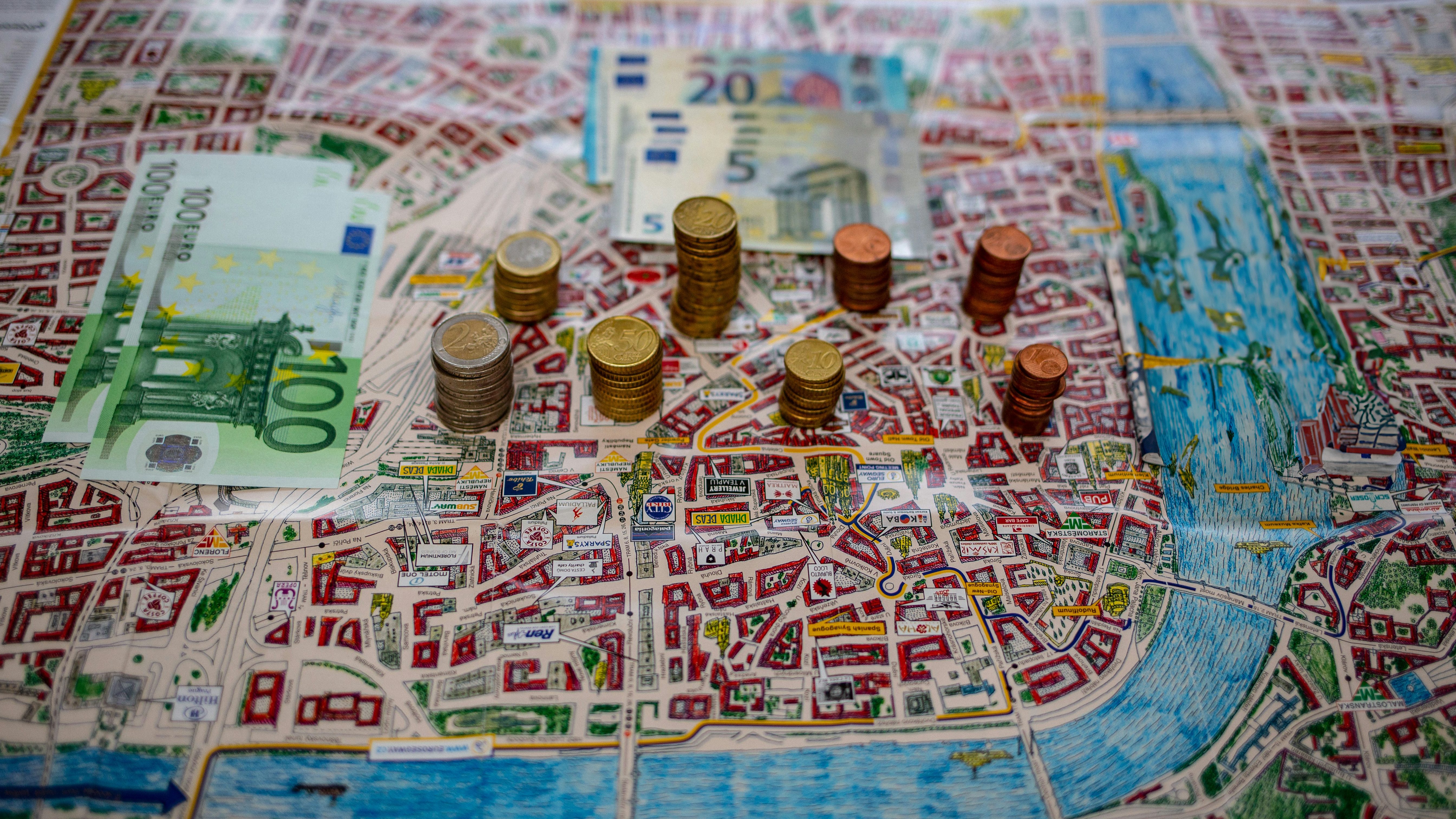 Auf einer Landkarte liegt Geld