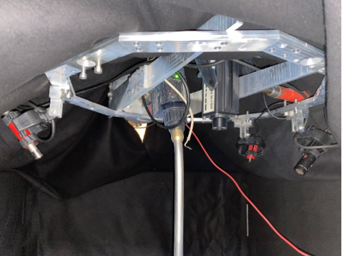 : Anordnung von Mikrofonen um den Schweißprozess zur Aufzeichnung der Luftschallemissionen des MSG-Schweißens zur Abschätzung des Schutzgasdurchflusses
