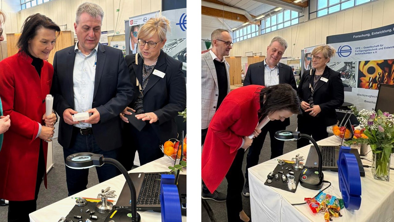 Landräting Peggy Greiser am Messestand der Gewerbeausstellung