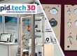 Ein Messestand mit Glasvitrine. Verschiedene kleine 3D-gedruckte Teile.