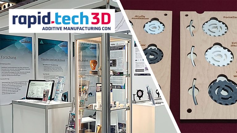 RapidTech Messestand und Mustersammlung Ein Messestand mit Glasvitrine. Verschiedene kleine 3D-gedruckte Teile.