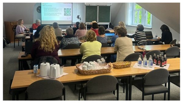 Workshop Unternehmerfrauen Seminarraum mit Teilnehmenden, die einer Präsentation zum Thema Datensicherheit folgen.