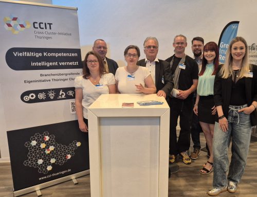 Gruppenfoto mehrerer Personen an einem Informationsstand der Cross-Cluster-Initiative Thüringen. Links steht ein CCIT-Banner mit der Aufschrift „Vielfältige Kompetenzen intelligent vernetzt“, in der Mitte befindet sich ein weißer Stehtisch mit Informationsmaterial.