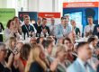 Menschen die stehen und sitzen und applaudieren