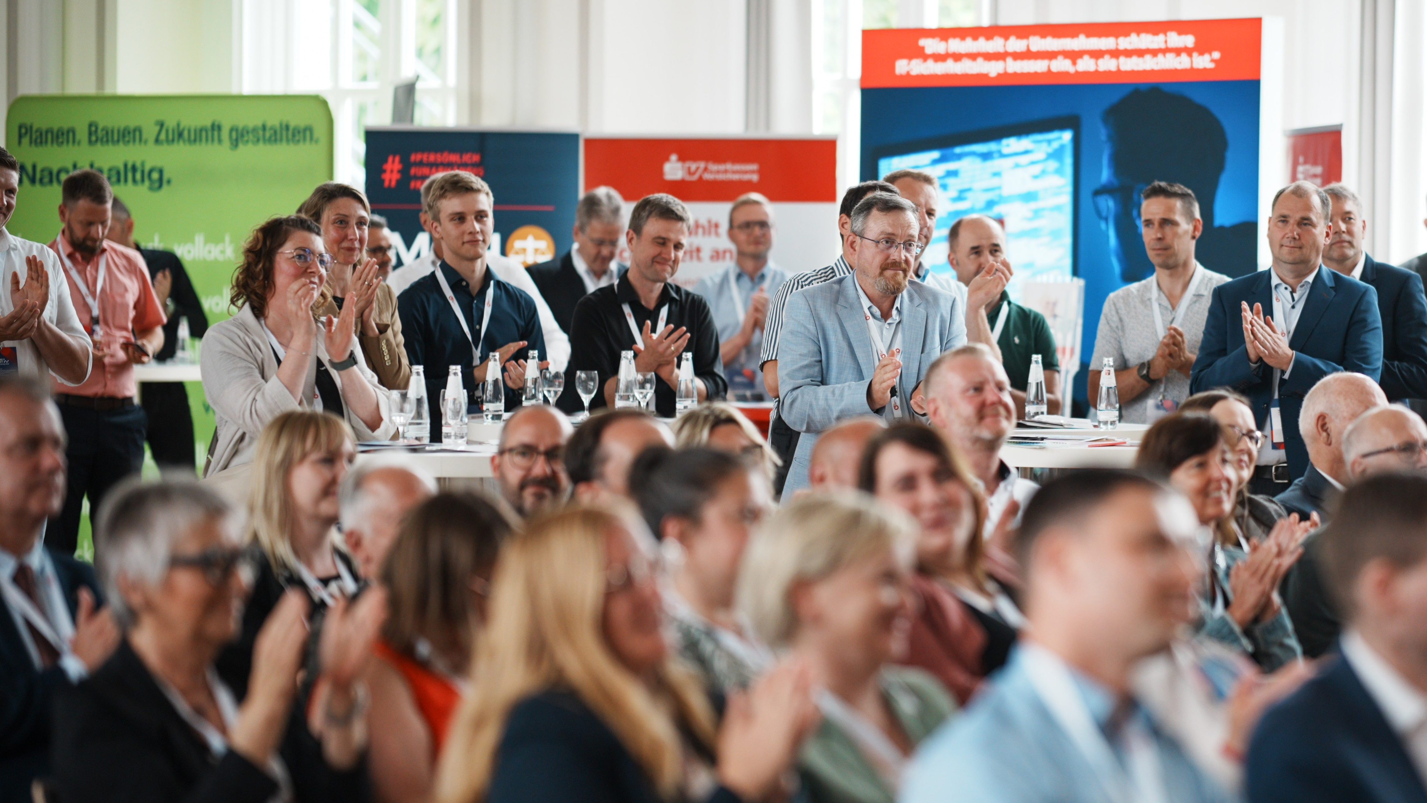 Wartburg vernetzt 2026 – Blick ins Publikum Menschen die stehen und sitzen und applaudieren