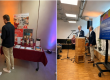 Collage mit zwei Fotos einer Veranstaltung des Forum Generale. Links betrachten zwei Personen einen Informationsstand mit Postern und Auslagen, rechts steht eine Person an einem Rednerpult neben einem großen Bildschirm mit der Ankündigung des Forum Generale.