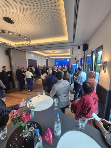 Foyer gefüllt mit Menschen an Stehtischen