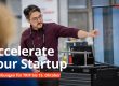 Werbebanner für ein Startup-Programm: Eine Person präsentiert an einem großen Bildschirm technische Bilddaten in einer modernen Arbeitsumgebung. Im Vordergrund steht der Schriftzug „Accelerate your Startup“, darunter der Hinweis „Bewerbungen für TRIP bis 15. Oktober“. Oben rechts ist das TRIP-Logo zu sehen.