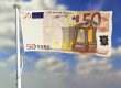 50€ Flagge die im Wind weht.