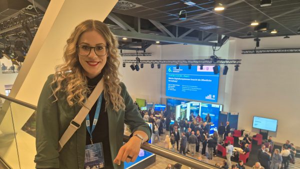 E-Government Kongress Frau vor Kongress