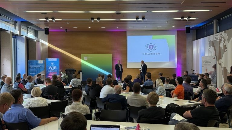 IT-Sec-Day an der IHK Erfurt Menschen in einem Seminarraum hören einem Vortrag zu