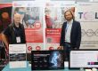 Zwei Aussteller stehen vor Informationsständen zu KI-basierter Visualisierung, Prozessdaten und digitaler Fertigung mit mehreren Monitoren und Demonstrationsmaterialien.