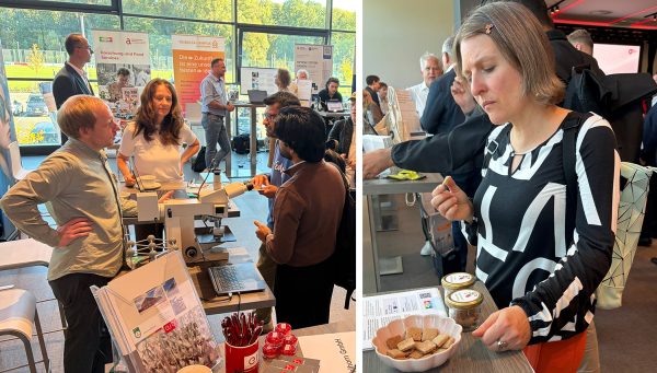 Austausch TechConnect Teilnehmende tauschen sich an einem Messestand mit Mikroskop und Informationsmaterialien aus; daneben probiert jemand ein ausgestelltes Produkt