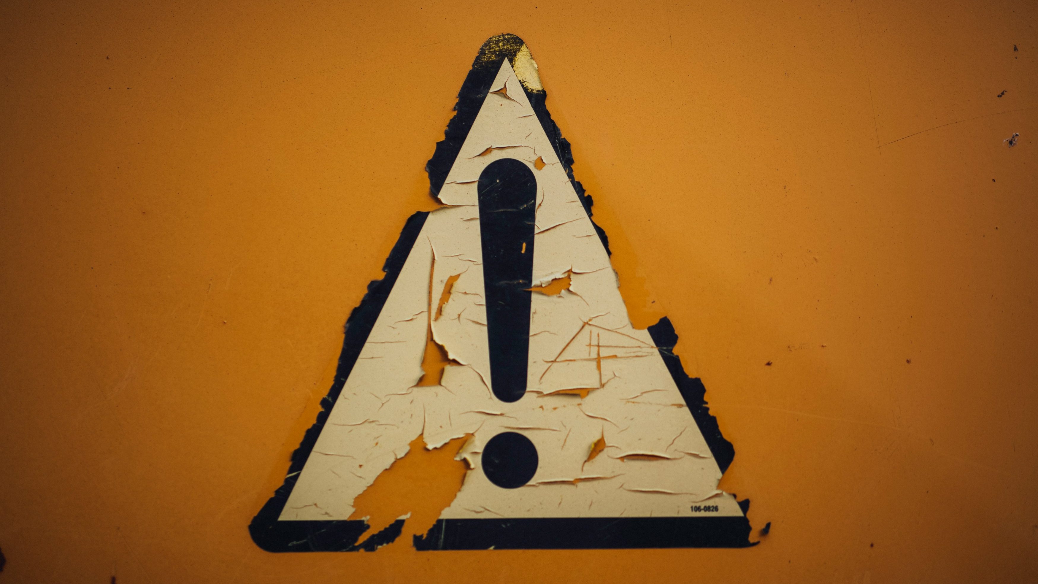 Warnung Warnschild an gelber Wand