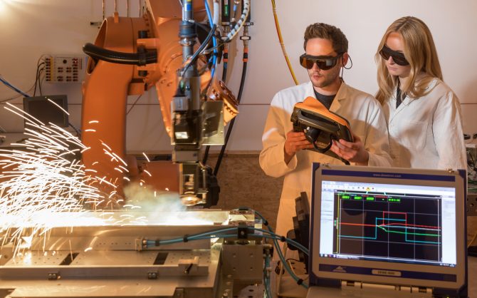 Ausstattung der Ilmenauer Fertigungstechnik ( IFt ) der Fakultaet fuer Maschinenbau an der Technischen Universitaet in Ilmenau ( Thueringen ) , aufgenommen am 07.12.2016. Die Ilmenauer Fertigungstechnik beschäftigt sich vorrangig mit Verfahren der Lasermaterialbear- beitung, der Lichtbogentechnik, des Pressschweißens und der Zerspanung. Der Forschungs- schwerpunkt liegt dabei auf werkstoff- und prozesstechnischen Untersuchungen von Metallen, metallischen Mischverbindungen, Hybridverbunden und Kunststoffen. Foto: Michael Reichel /arifoto.de