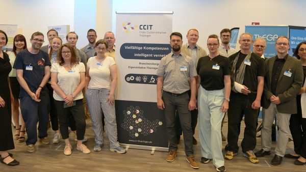 Gruppe der CCIT Inoocon 2026 stehen gemeinsam vor ihrem Banner