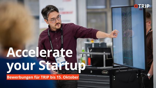 Werbebanner für ein Startup-Programm: Eine Person präsentiert an einem großen Bildschirm technische Bilddaten in einer modernen Arbeitsumgebung. Im Vordergrund steht der Schriftzug „Accelerate your Startup“, darunter der Hinweis „Bewerbungen für TRIP bis 15. Oktober“. Oben rechts ist das TRIP-Logo zu sehen.
